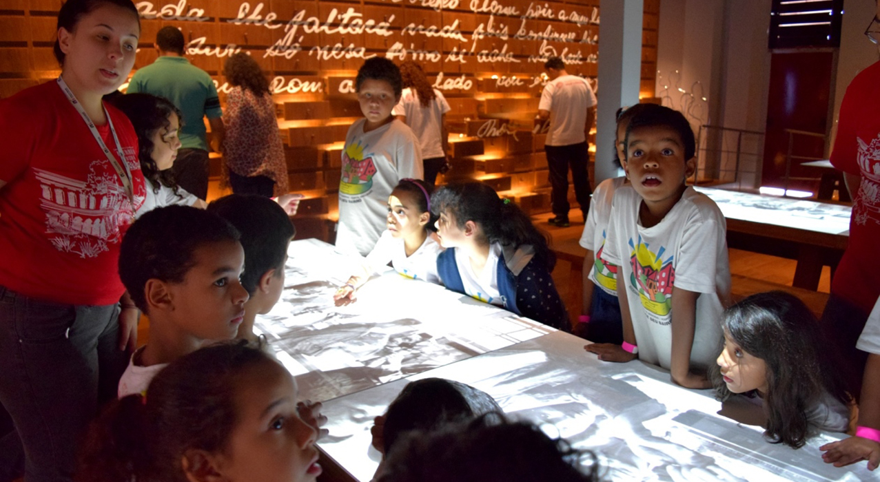 Foto de estudiantes en el programa de la escuela pública.