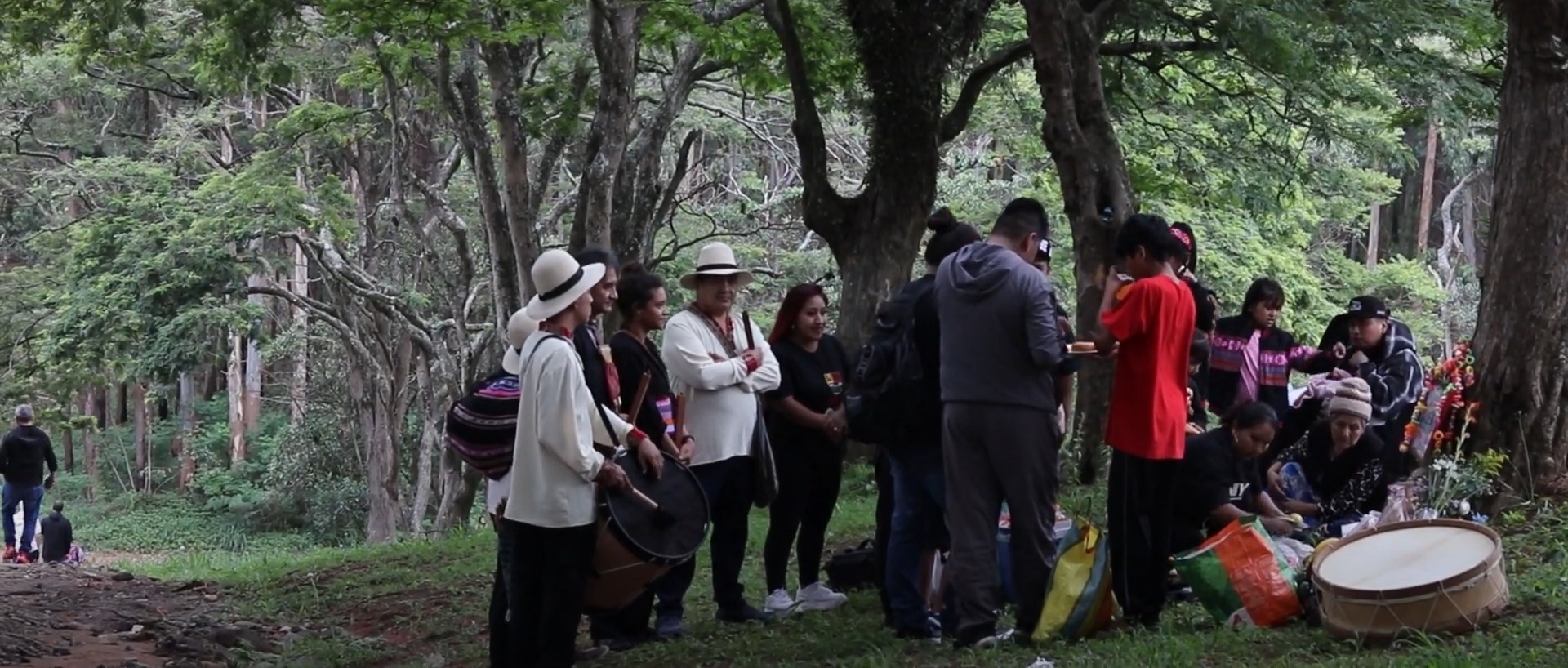 Na imagem, consta um grupo de pessoas reunidas em uma celebração de Todos los Santos no Cemitério da Vila Formosa.