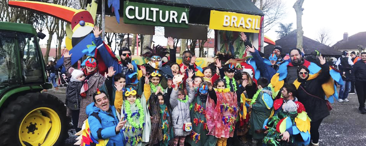 A imagem mostra adultos e crianças celebrando o Carnaval em atividade na França