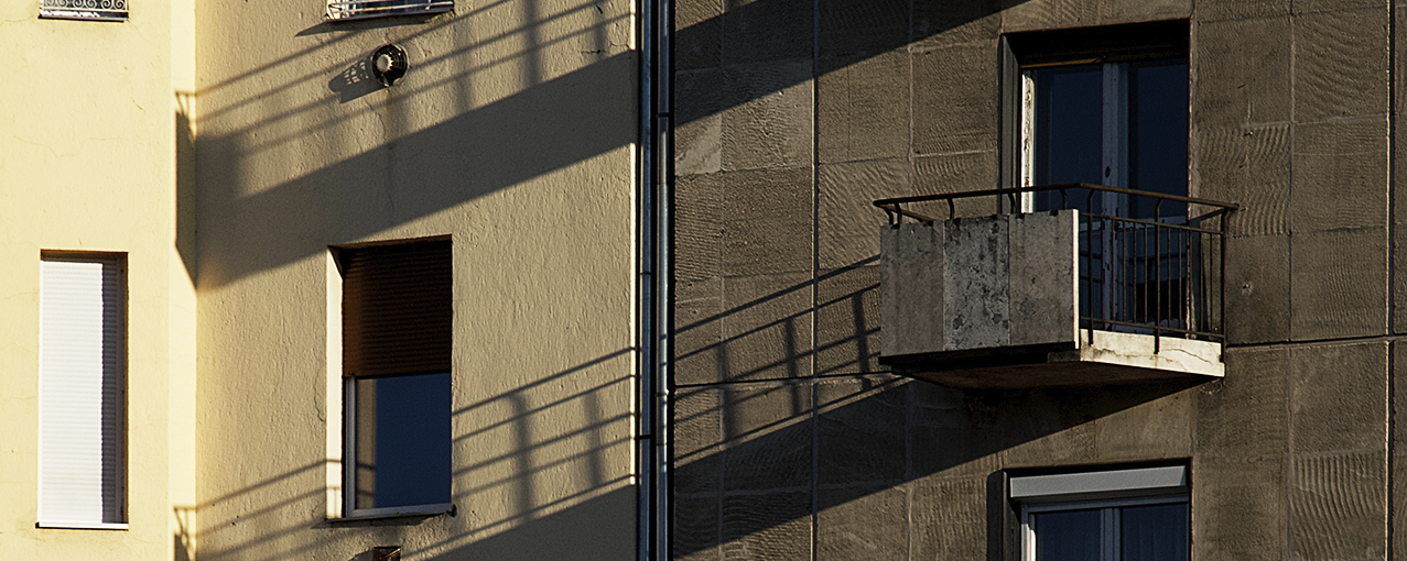 A imagem mostra janelas de dois prédios