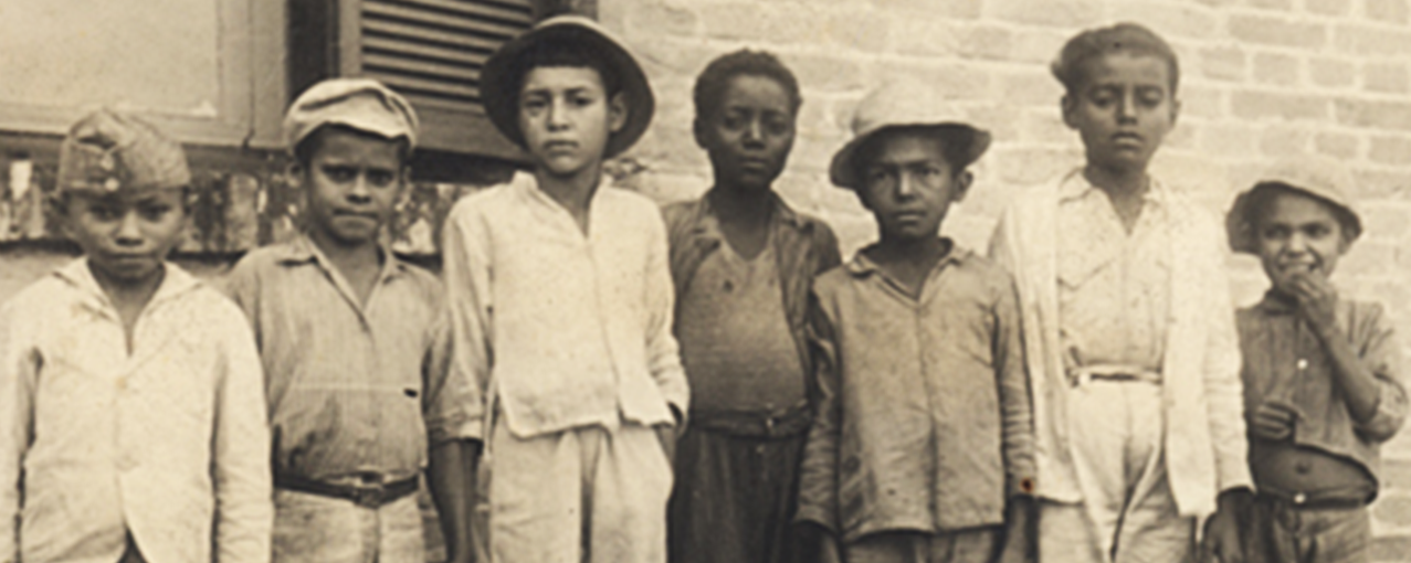 Imagem de acervo do Museu, na horizontal e em sépia, mostrando sete crianças nortistas