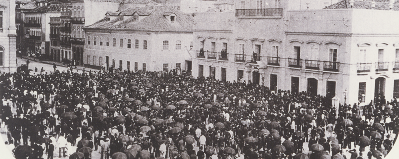 A imagem, do passado, mostra uma multidão na cidade de São Paulo