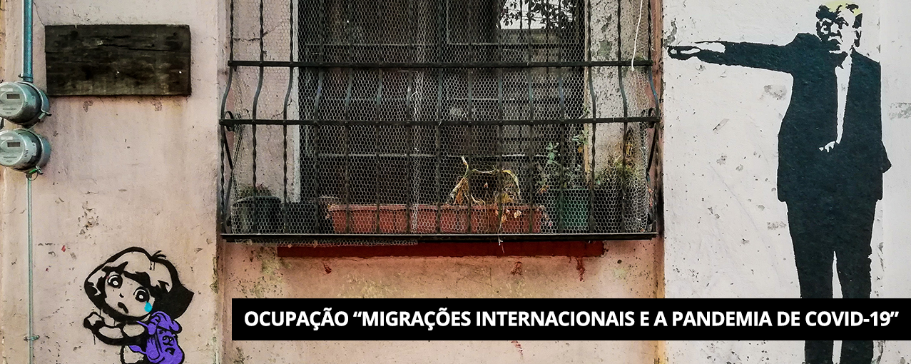 Casa, tinta gasta, marcadores de luz, grafite da Dora Aventureira, janela e grafite do Trump. Tarja preta com Ocupação "Migrações Internacionais e a pandemia de COVID-19" escrito em branco