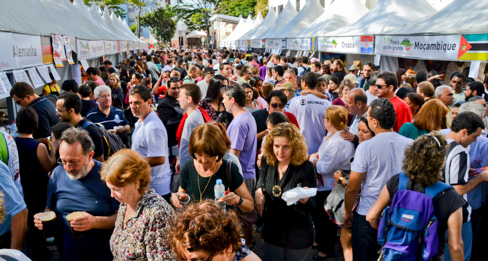 Público e tendas de gastronomia na Festa do Imigrante