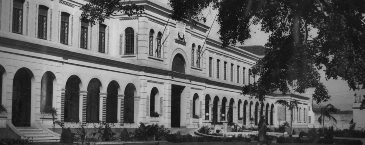 Foto da fachada do prédio principal do museu Foto da fachada do prédio principal do museu